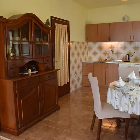 Persic Apartment *