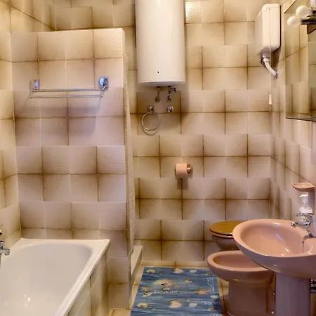 Persic Apartment *
